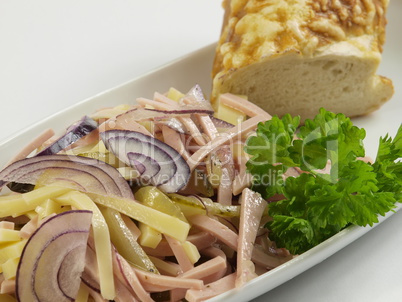 Wurstsalat mit roter Zwiebel und Emmentaler und Käse Laugenstange