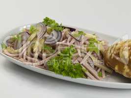Wurstsalat mit roter Zwiebel und Emmentaler und Käse Laugenstange