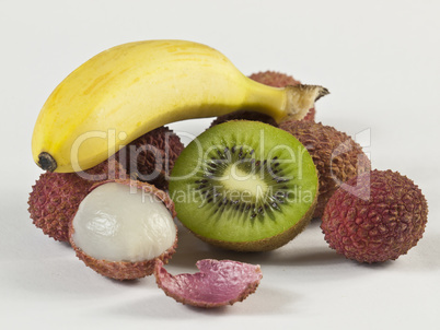 Litschis mit Banane und Kiwi