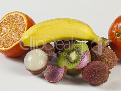 Litschis mit Banane und Kiwi und Mandarine