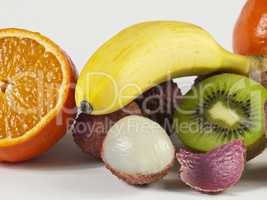 Litschis mit Banane und Kiwi und Mandarine