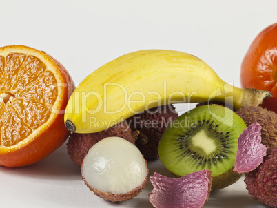 Litschis mit Banane, Mandarine und Kiwi