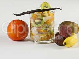 Exotischer Fruchtsalat mit fruchtiger Dekoration