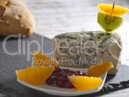 Blauschimmelkäse mit Preisselbeeren und Früchten