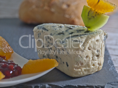 Blauschimmelkäse mit Preisselbeeren und Früchten