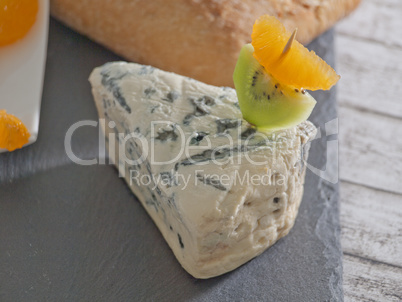 Blauschimmelkäse mit Preisselbeeren und Früchten