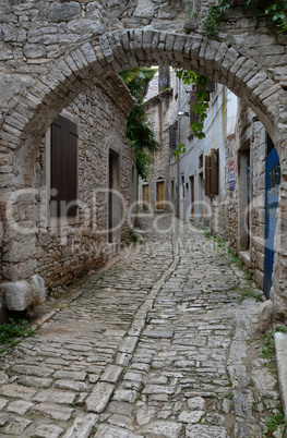 Gasse in der Altstadt von Bale, Istrien, Kroatien