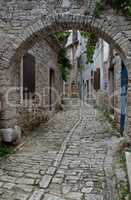 Gasse in der Altstadt von Bale, Istrien, Kroatien