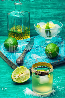 alcoholic cocktail with lime