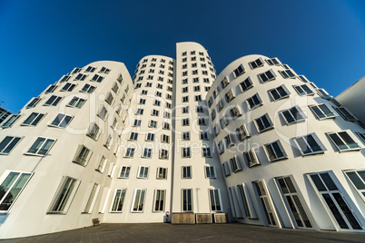 Weißes Bürogebäude im Sonnenschein