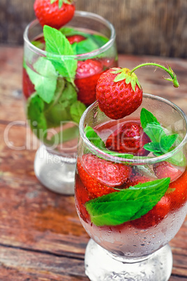 Strawberry cocktail with ice