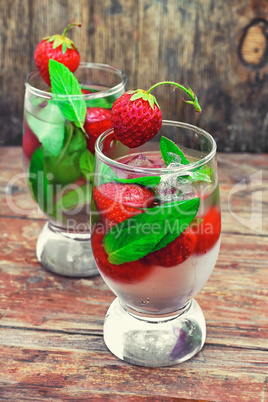 Strawberry cocktail with ice