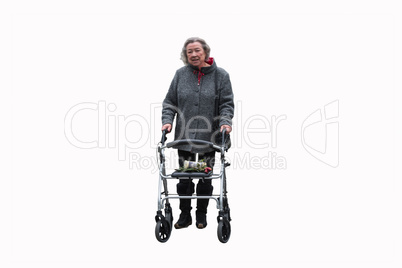 Ältere Dame mit einem Rollator