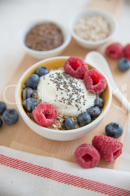 Joghurt mit Müsli und Früchten