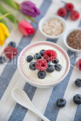 Joghurt mit Müsli und Früchten