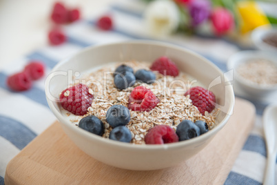 Joghurt mit Müsli und Früchten