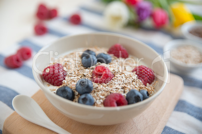 Joghurt mit Müsli und Früchten