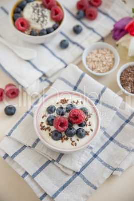 Joghurt mit Müsli und Früchten