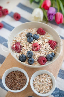 Joghurt mit Müsli und Früchten