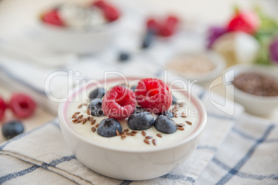 Joghurt mit Müsli und Früchten