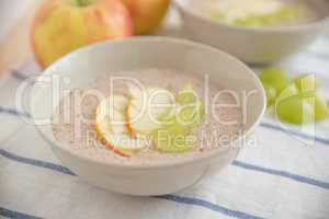 Porridge mit Früchten