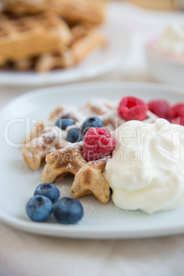 Belgische Waffeln mit frischen Früchten