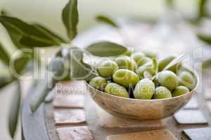 Frische gruene Oliven