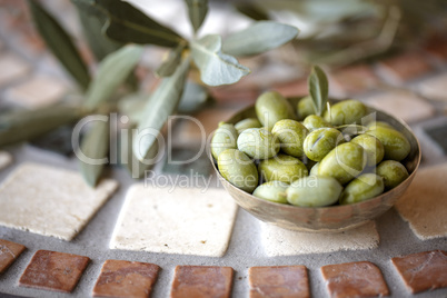 Frische gruene Oliven