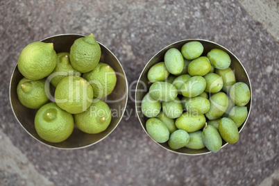 Grüne Zitronen und Oliven