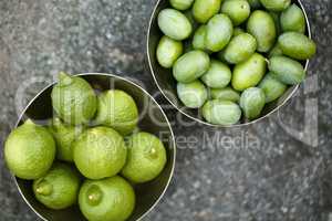 Grüne Zitronen und Oliven