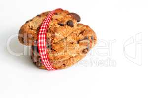 Kekse auf weiß mit Band in rot weiß