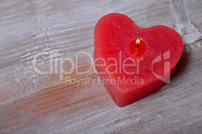 rotes Herz auf Holz Hintergrund Flamme