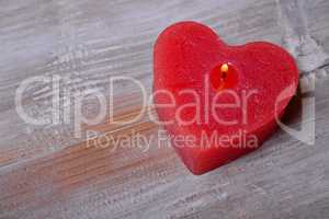 rotes Herz auf Holz Hintergrund Flamme