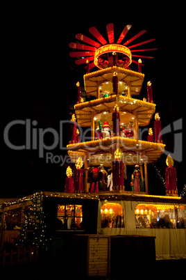 Weihnachtsmarkt in Dortmund, Deutschland mit großer Weihnachtspyramide