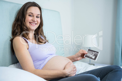 Pregnant woman showing ultrasound scan