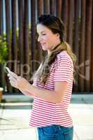 smiling woman on her mobilephone