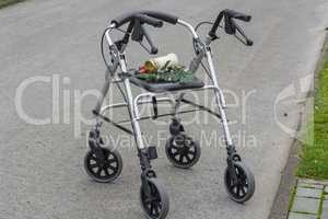 Rollator, Gehhilfe mit Grabkerze