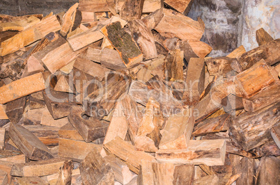 Großer Haufen  gehacktes  Brennholz
