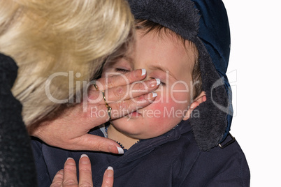 Frau cremt das Gesichtes  eines Kleinkindes ein.