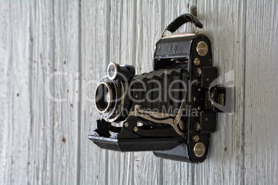 Alte Kamera an Holzwand