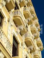 Detail einer gelben historischen Hausfront in Havanna