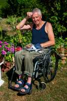Rollstuhlfahrer bei Gartenarbeit
