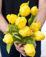 Mann mit gelben Tulpen