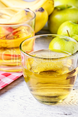 glass of apple juice