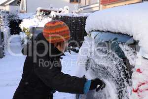 Schnee und Eis auf einem Auto