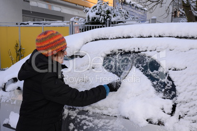 Schnee und Eis auf einem Auto
