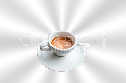 Tasse Kaffee auf abstrakten silbernen Hintergrund.