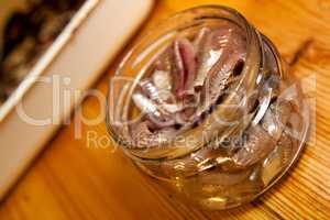 marinierte Sprotten oder Anschovis in einem Glas