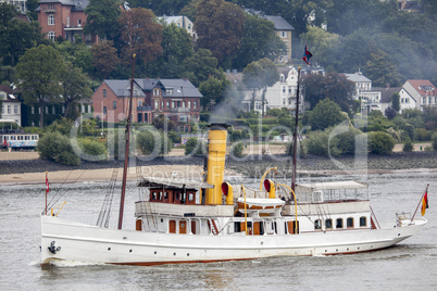 Dampfschiff auf der Elbe in Hamburg, Deutschland