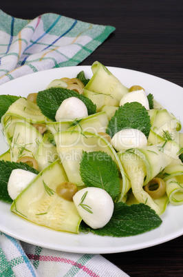 Zucchini salad with mozzarella